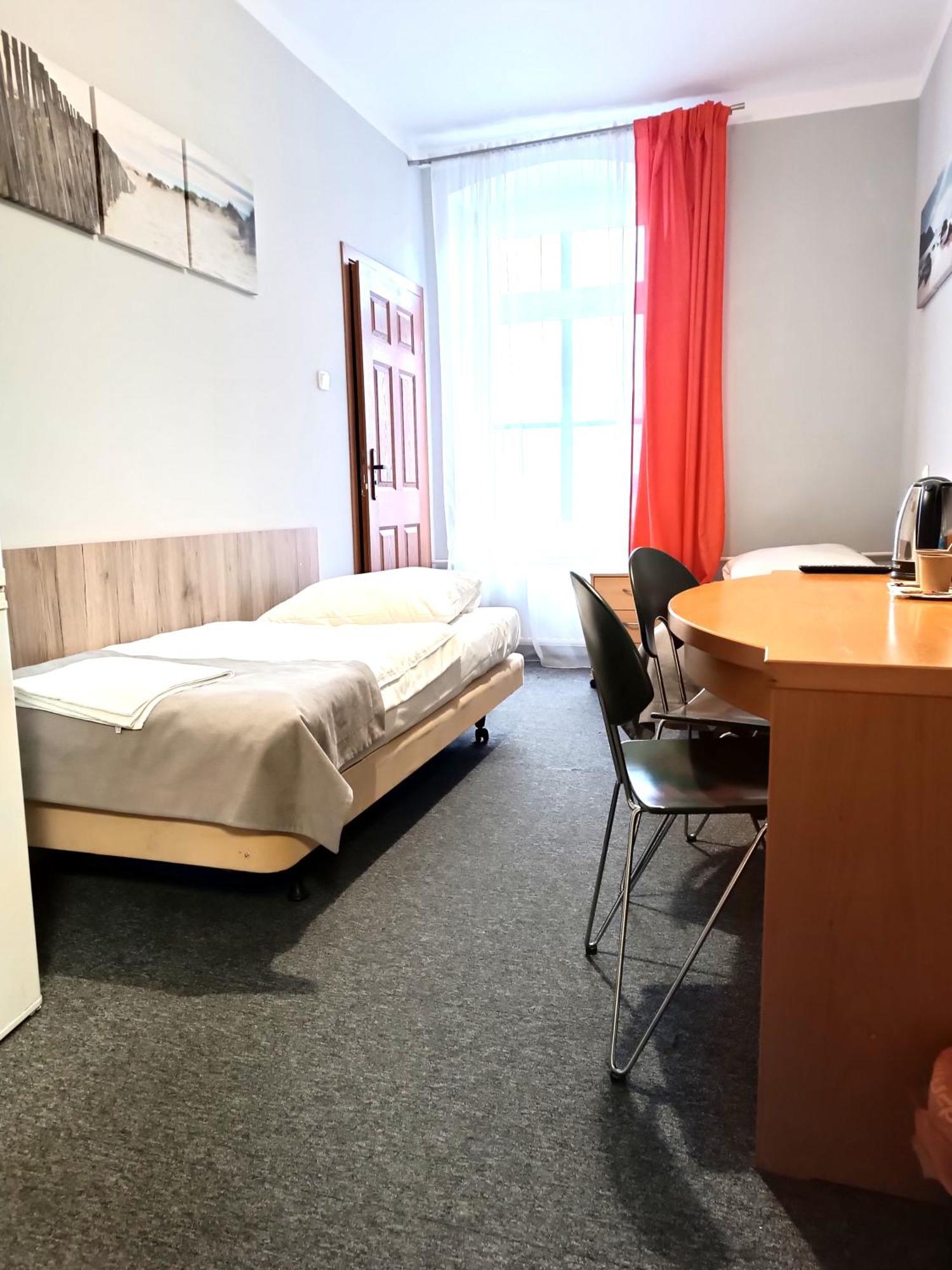 Hostel Krosnienska 12 زيلونا غورا المظهر الخارجي الصورة