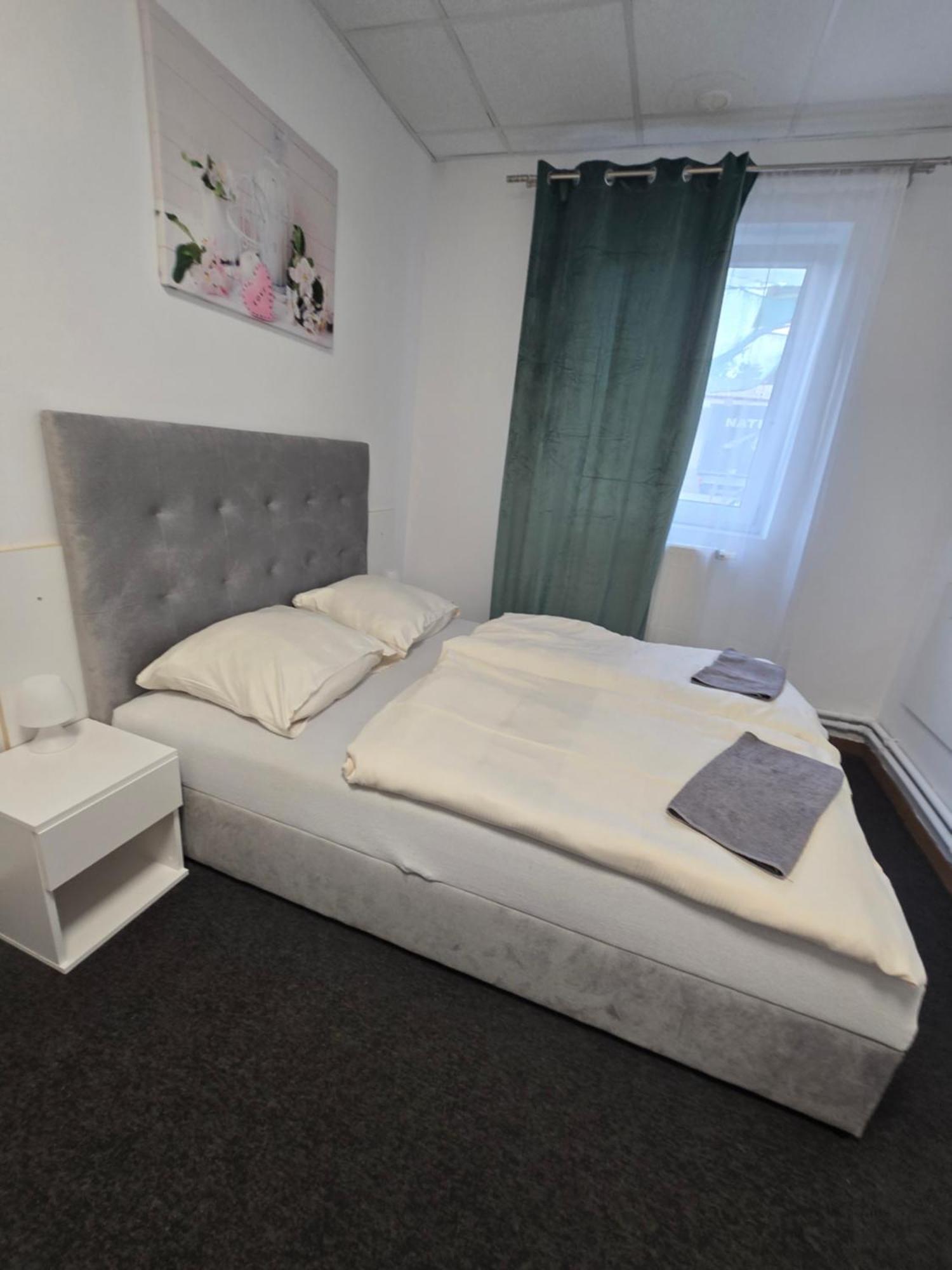 Hostel Krosnienska 12 زيلونا غورا المظهر الخارجي الصورة